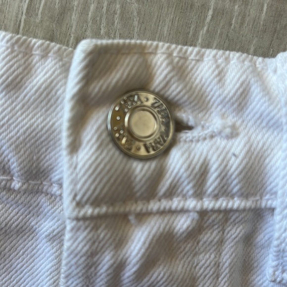 ZARA WHITE HIGH RISE BUTTON FLY JEAN SHORT SIZE 4 WORN ONCE PRISTINE - Picture 3 of 6